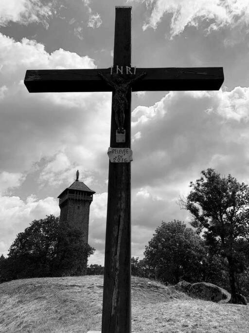 Gite A La Tour De Peyrebrune Alrance Exterior foto